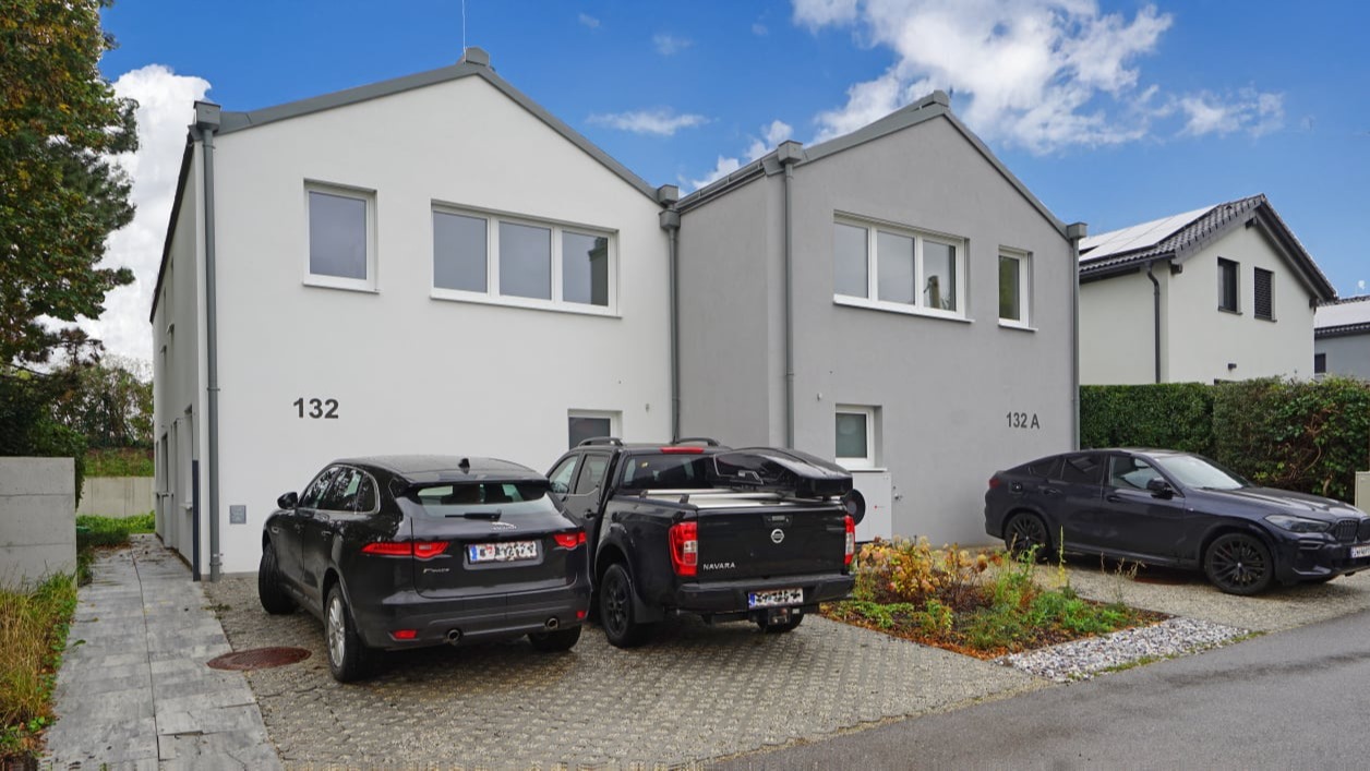 2 PKW-Abstellplätze für jedes Haus!